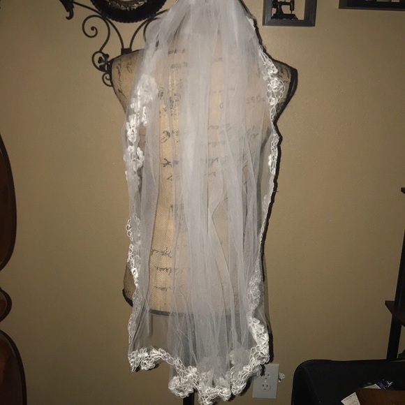 New Beautiful fingertip length veil lace edged